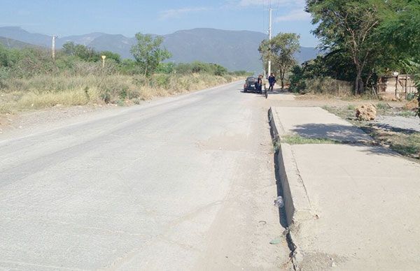 Colonos solicitan tapado de baches a la Comisión Municipal de Agua Potable 