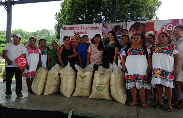 Entrega de maíz a familias de Peto