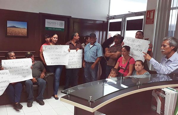 Campesinos se plantan en delegación de Sagarpa; exigen liberación de recursos