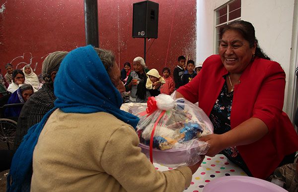 Festejan comuna y Antorcha a los abuelitos en Chalchihuapan  