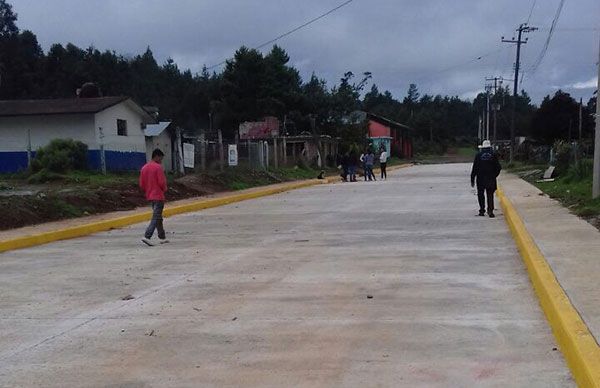 Gracias a Antorcha tienen pavimentación en Tenejaque