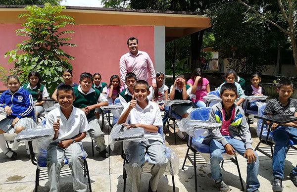  Entregan butacas a estudiantes de secundaria de Quechultenango