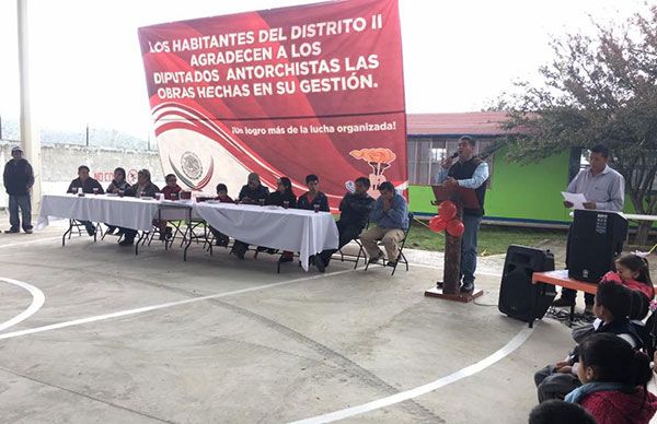  Gracias a Antorcha tienen cancha en preescolar de Ocotepec