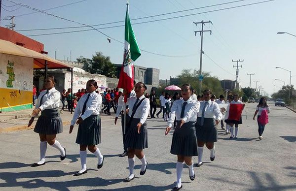  Estudiantes desfilan en conmemoración de la Independencia de México