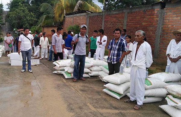 Campesinos de Xochistlahuaca reciben fertilizante y agroquímicos