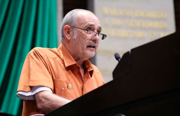 Presenta Juan Celis una iniciativa más en favor de jóvenes