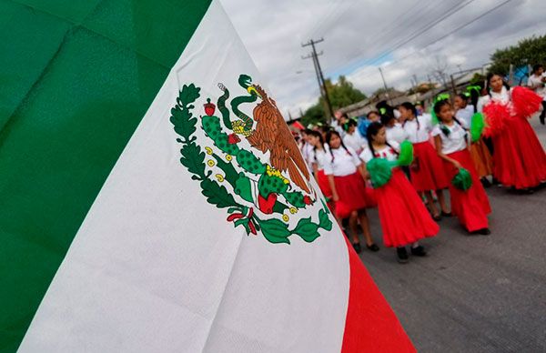 Desfilan estudiantes en conmemoración a la Independencia de México