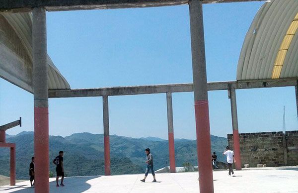 Continúa construcción del arcotecho en San Gregorio