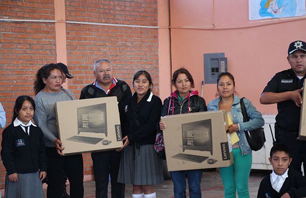 Entrega comuna equipo de cómputo en Chalchihuapan