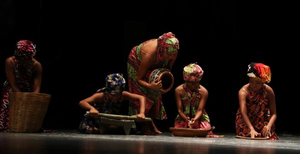 Danza: tradiciones, sentimientos, color y sincronía.