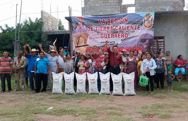  Entregan fertilizante a 250 campesinos de Pungarabato