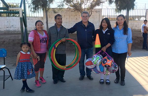 Llevan material educativo a escuela bilingüe 