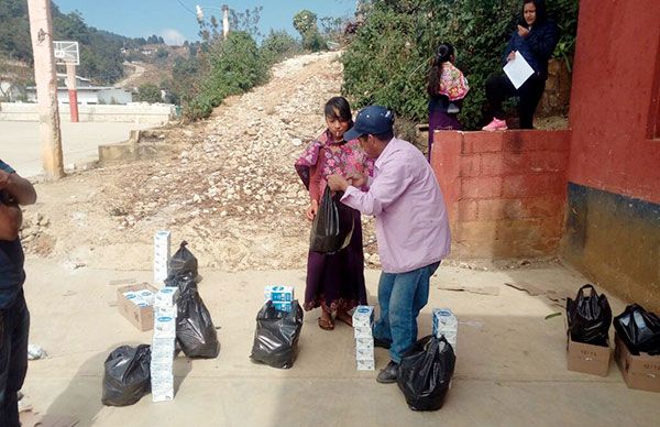 Benefician con despensas a estudiantes de Zinacantán 