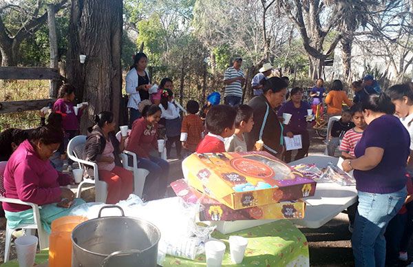    Antorchistas de Jaumave comparten  roscas de reyes en Pedro J Méndez