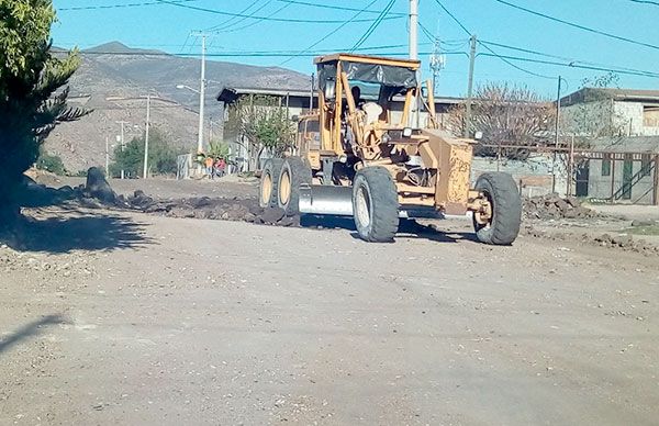 Arreglan calles en la colonia Planicie