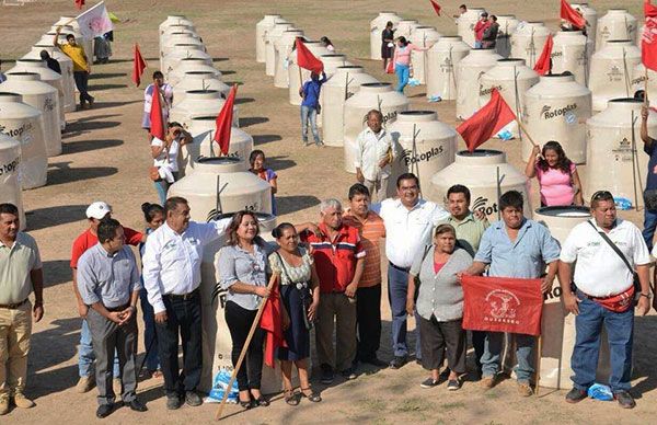 Entrega gobierno de Tlapa tinacos a 100 familias antorchistas de Tlapa