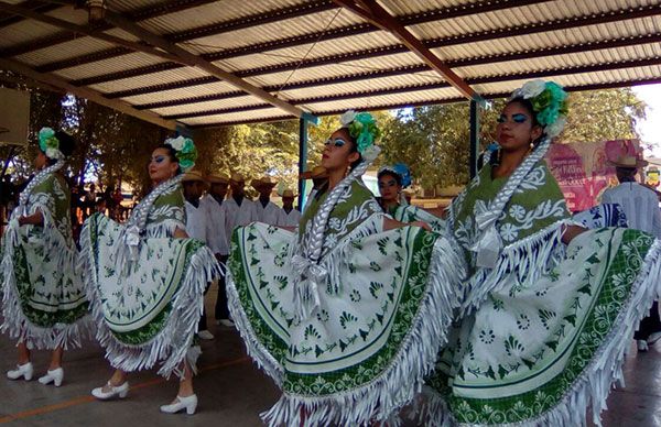 Los grupos culturales Xochiquetzal y  Báalam Ã okÂ´ot en Sinaloa