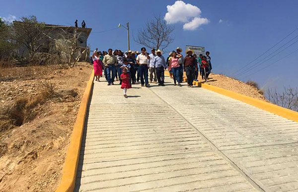 Gobierno de Olinalá entrega pavimentación a antorchistas de San Lázaro