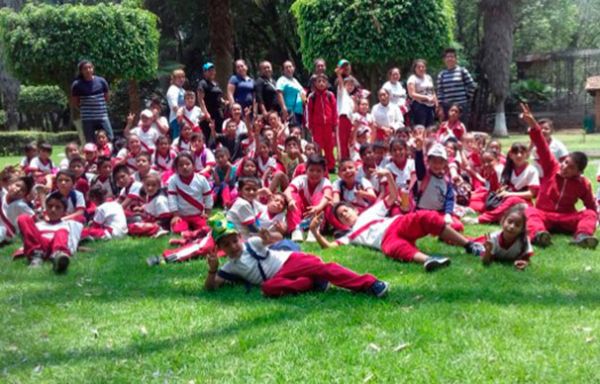 Escuelas antorchistas celebran el día del niño