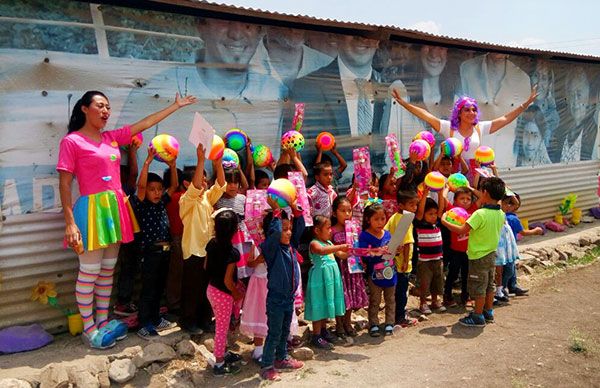 Antorcha magisterial celebra Día del Niño