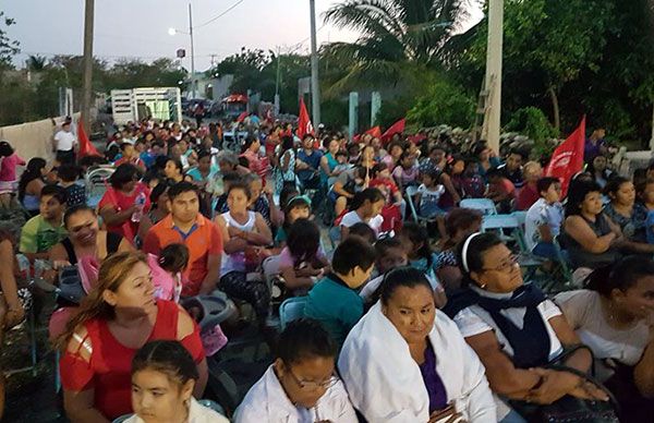 Celebran antorchistas día del niño y ampliación de red eléctrica