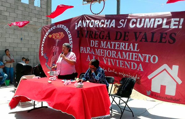 Entregan apoyos de vivienda en la Zona Este 