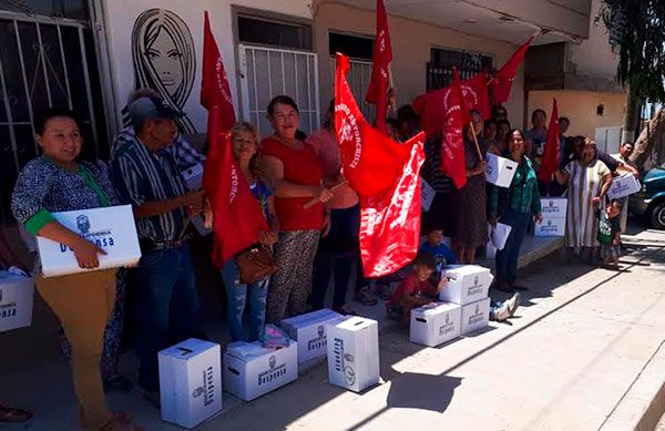 Entrega de apoyos alimenticios a familias ensenadenses organizados en Antorcha