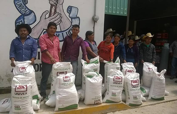 Entrega Antorcha fertilizante en Zapotitlán Tablas