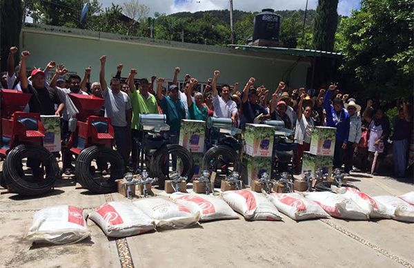 Antorcha entrega apoyos a familias de Cualac 