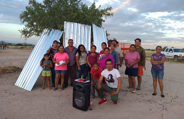 Entregan apoyos en láminas para familias de la colonia Tres Reinas, de Hermosillo