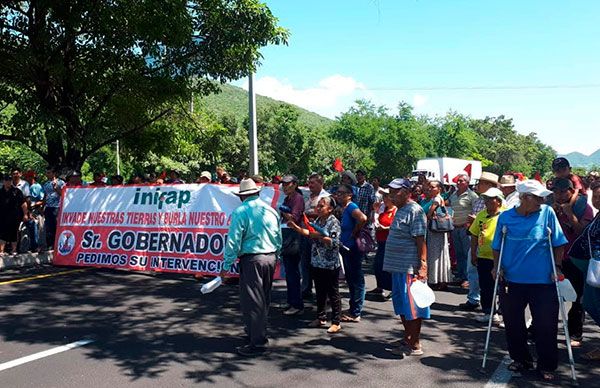 Por incumplimiento, se manifiestan en autopista de Tecomán 