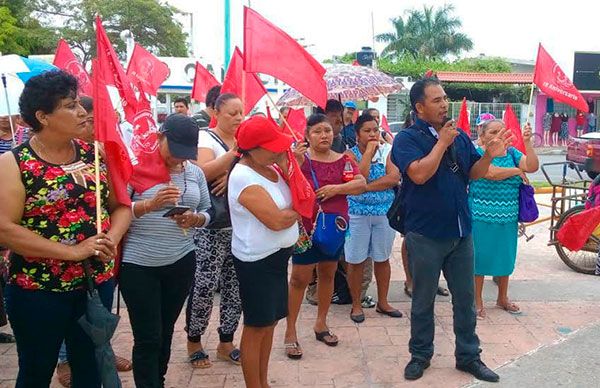 Continúa plantón en Palacio Municipal de Chetumal