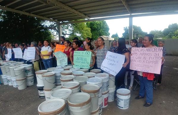 Familias antorchistas se benefician con impermeabilizante