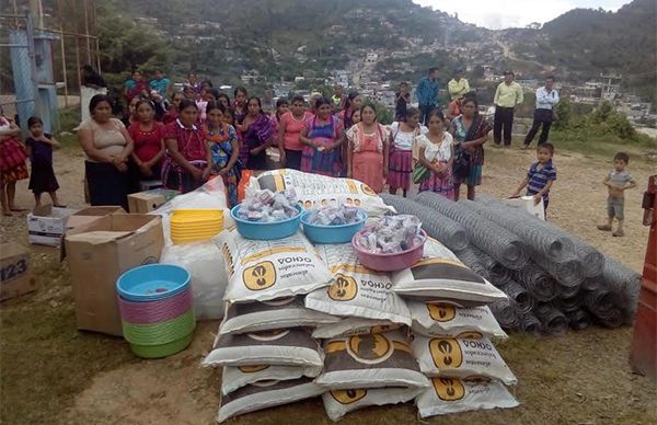 Antorcha da apoyos avícolas a familias de San Duraznal 