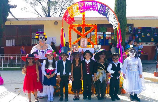 Escuelas antorchistas preservan las tradiciones en el Día de Muertos