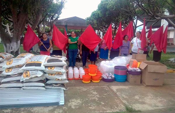 Antorcha entrega granjas familiares