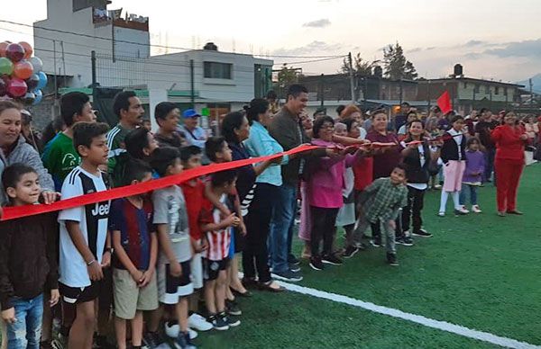 Con inauguración de cancha deportiva, uruapenses celebran 29 años de la colonia Movimiento Antorchista