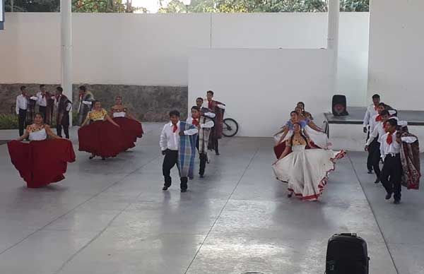 Antorchistas de Colima disfrutan festín cultural