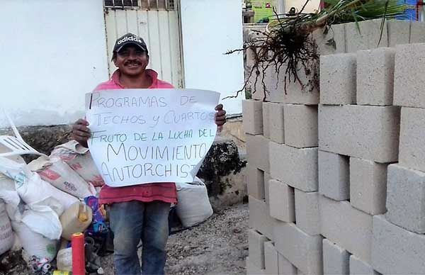 Colonos antorchistas reciben apoyo de vivienda