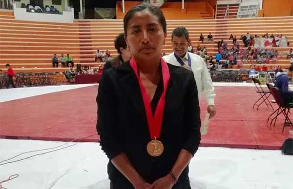 Mujer Oaxaqueña logra medalla de bronce en poesía la Espartaqueada Cultural Nacional de Antorcha