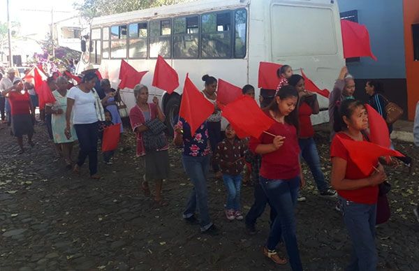 Entrega Antorcha apoyos en Comala