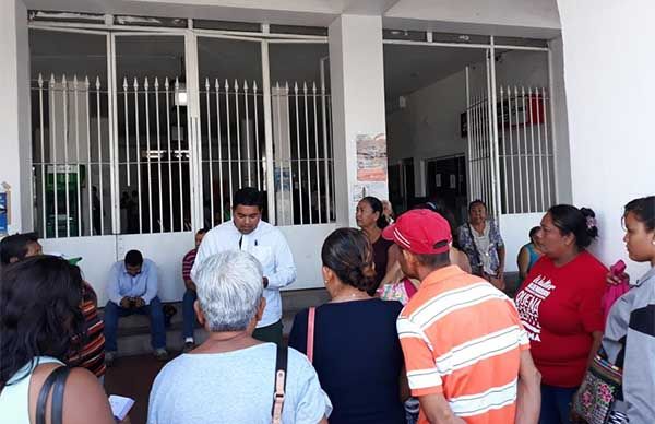 Exigen antorchistas de Manzanillo desbloqueo del acceso a su colonia 