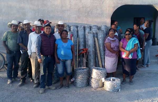 Antorchistas tultecos reciben herramientas para el campo