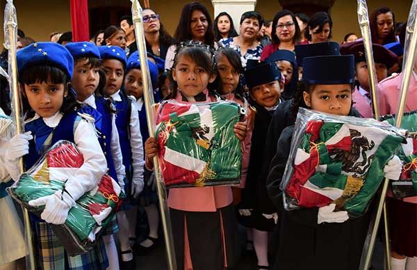 Abanderan a escuelas de nivel básico, media superior y superior