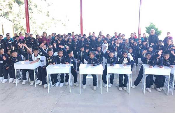 Entrega líder antorchista mobiliario en la sierra