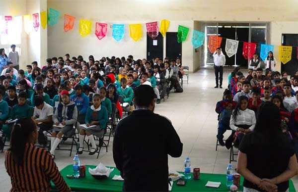 Imparten conferencia en Chalco: La importancia de las Bellas Artes en los jóvenes