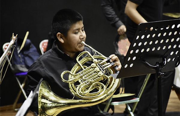 Presenta Banda Sinfónica repertorio musical en Tecomatlán