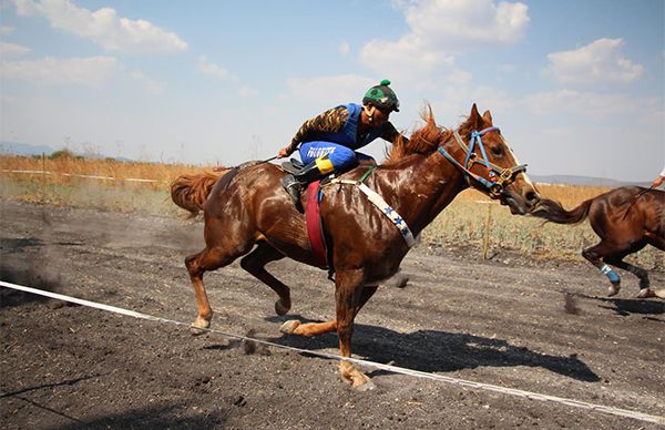 Realizan carrera de caballos en Tepexi de Rodríguez