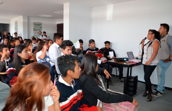 Preceptoría juvenil imparte taller de ciberdelitos