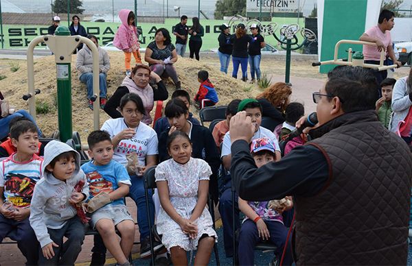 Leen, platican y conviven en espacios recuperados de Ixtapaluca